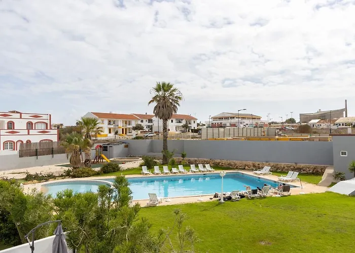 3 Minutes To The Beach, 2 Bedroom Amazing Apt With Balcony, Bbq Grill And Pool
