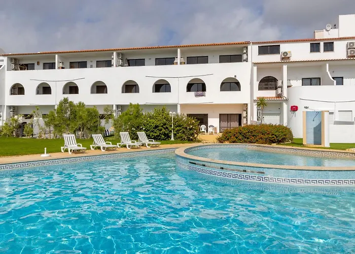 3 Minutes To The Beach, 2 Bedroom Amazing Apt With Balcony, Bbq Grill And Pool