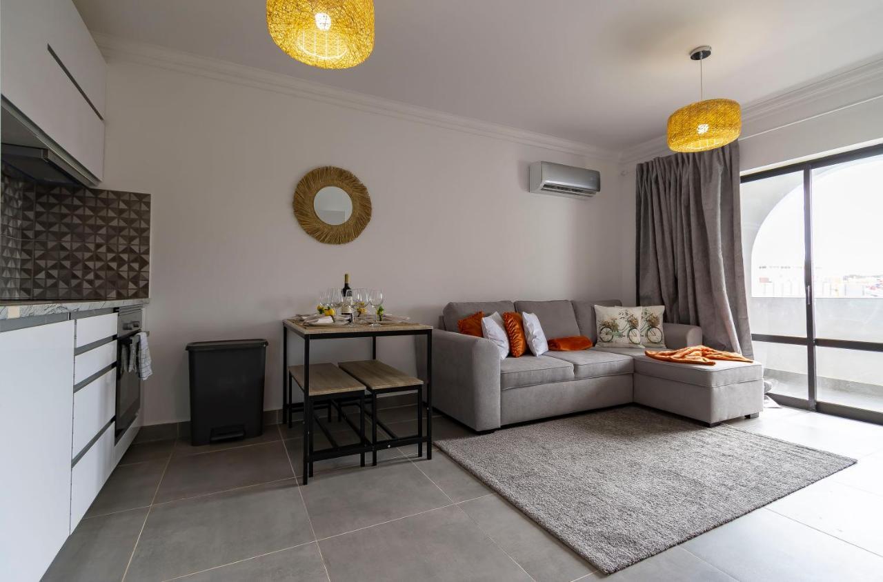3 Minutes To The Beach, 2 Bedroom Amazing With Balcony, Bbq Grill And Pool *