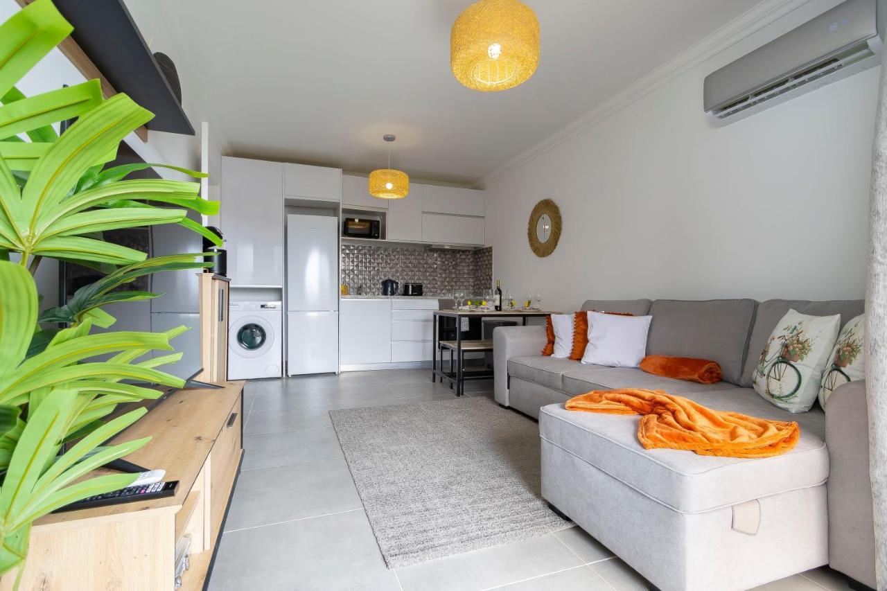 3 Minutes To The Beach, 2 Bedroom Amazing With Balcony, Bbq Grill And Pool *
