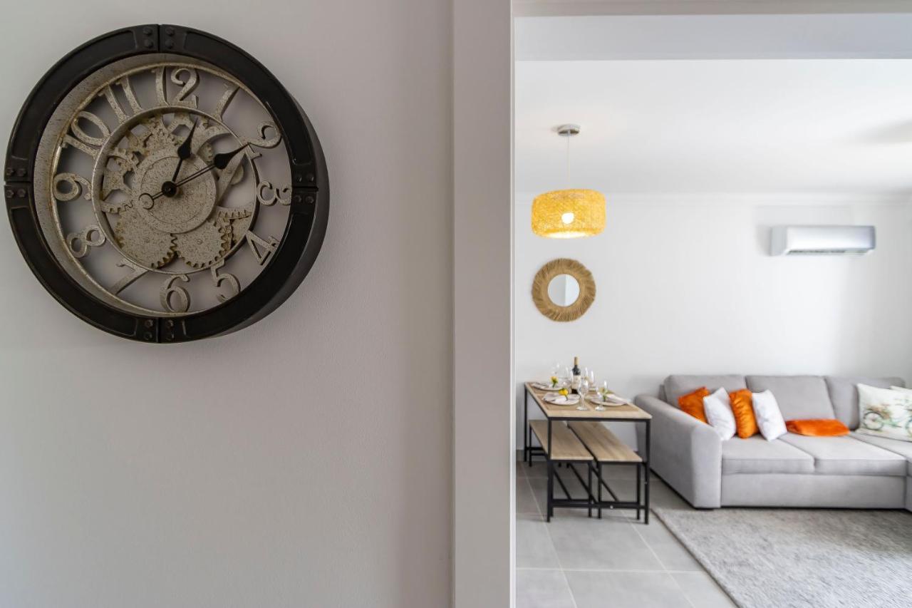3 Minutes To The Beach, 2 Bedroom Amazing With Balcony, Bbq Grill And Pool *