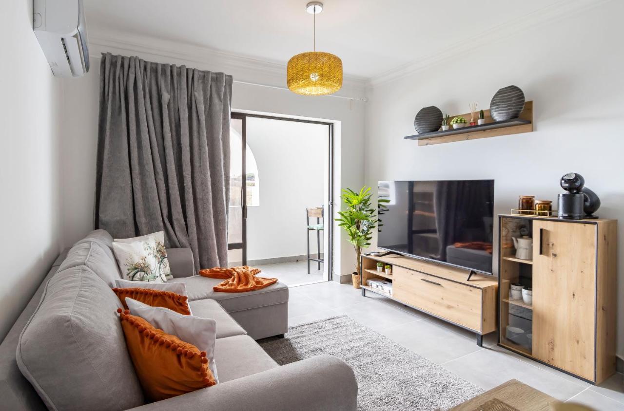 Apartment 3 Minutes To The Beach, 2 Bedroom Amazing With Balcony, Bbq Grill And Pool