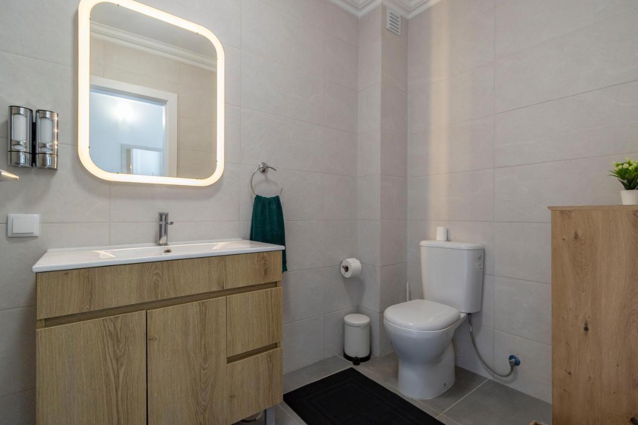 Apartment 3 Minutes To The Beach, 2 Bedroom Amazing With Balcony, Bbq Grill And Pool *