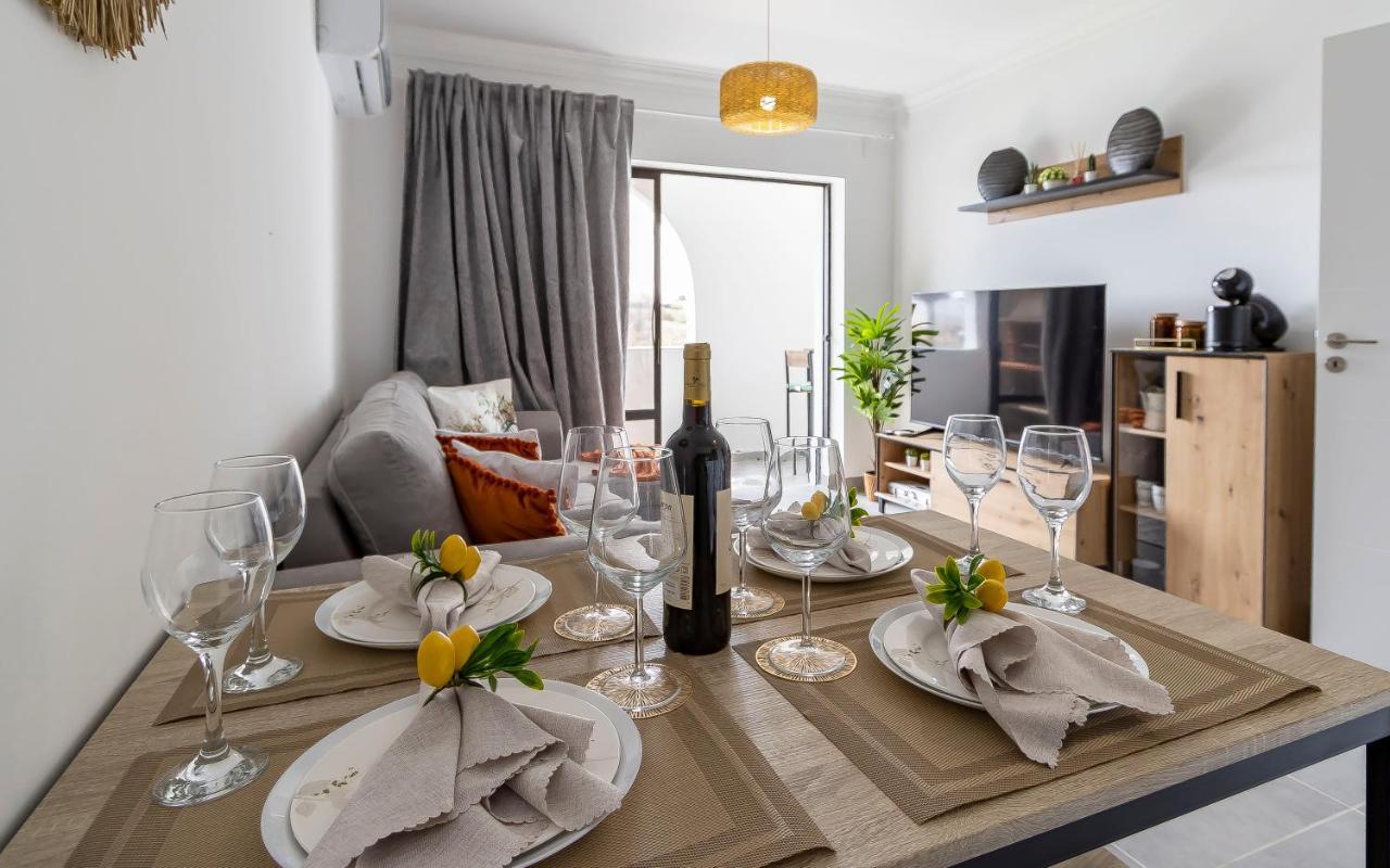 3 Minutes To The Beach, 2 Bedroom Amazing With Balcony, Bbq Grill And Pool *