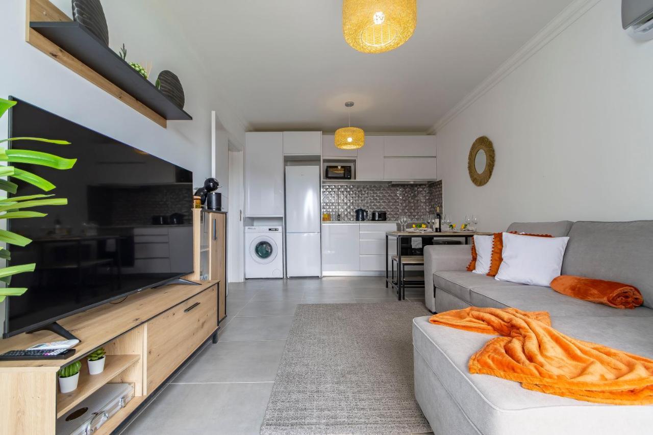 Apartment 3 Minutes To The Beach, 2 Bedroom Amazing With Balcony, Bbq Grill And Pool *