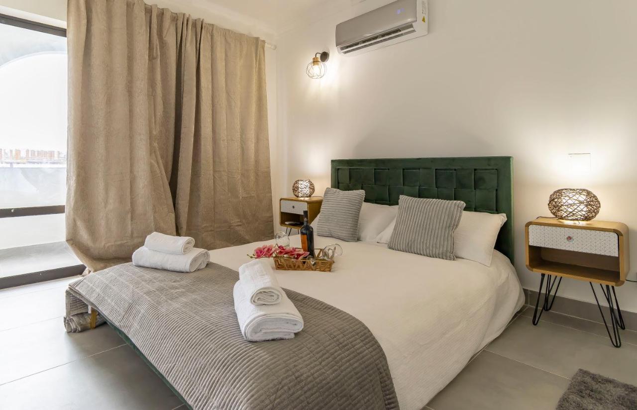 3 Minutes To The Beach, 2 Bedroom Amazing With Balcony, Bbq Grill And Pool *