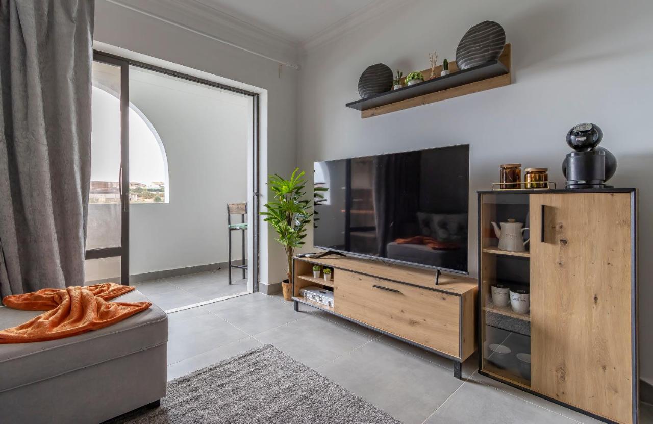 Apartment 3 Minutes To The Beach, 2 Bedroom Amazing With Balcony, Bbq Grill And Pool