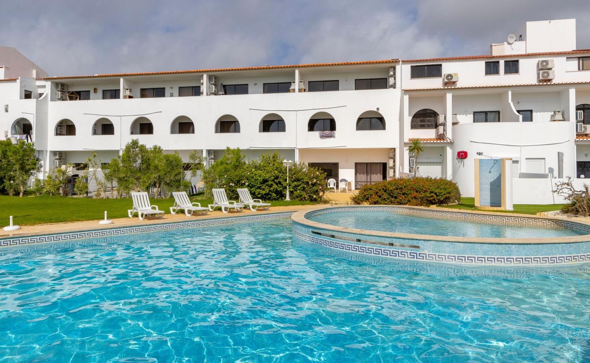 Apartment 3 Minutes To The Beach, 2 Bedroom Amazing With Balcony, Bbq Grill And Pool *